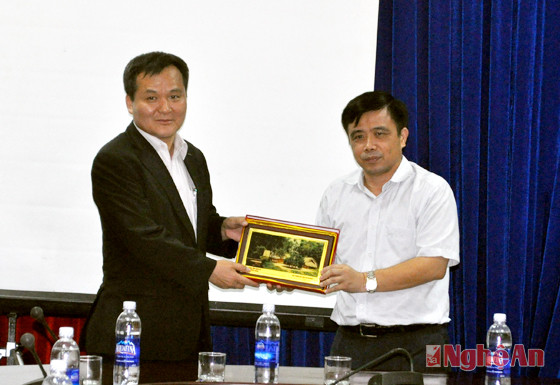 Lãnh đạo tỉnh tặng quà lưu niệm cho lãnh đạoLotte E &C Việt Nam
