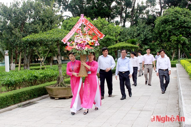 Đoàn đi dâng hoa, dâng hương tại Khu di tích Kim Liên -Nam Đàn
