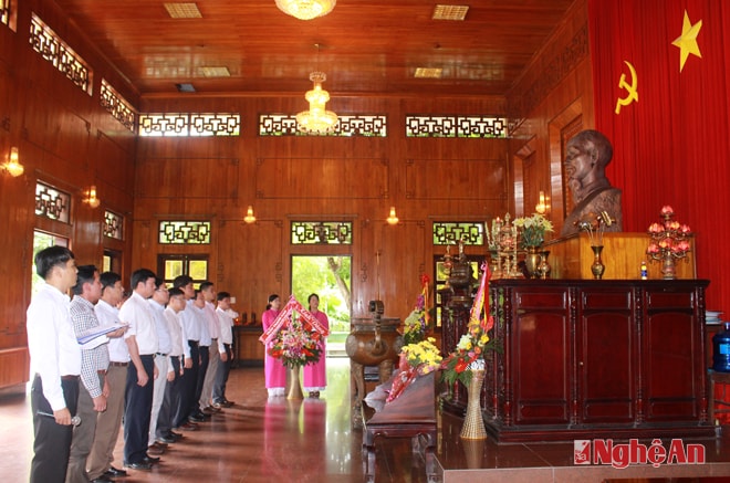 Đoàn dâng hoa, dâng hương tưởng niệm Chủ tịch Hồ Chí Minh