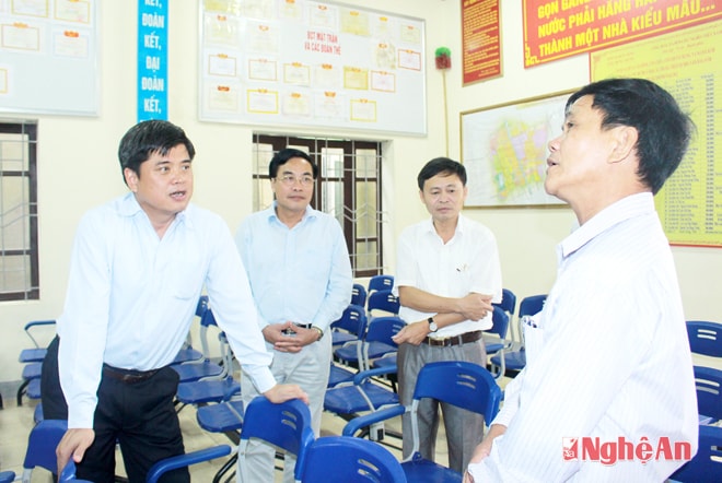 Đồng chí Trần Thanh Nam (ngoài cùng bên trái) tham quan mô hình trồng rau an toàn tại xã Hưng Đông (TPVinh)
