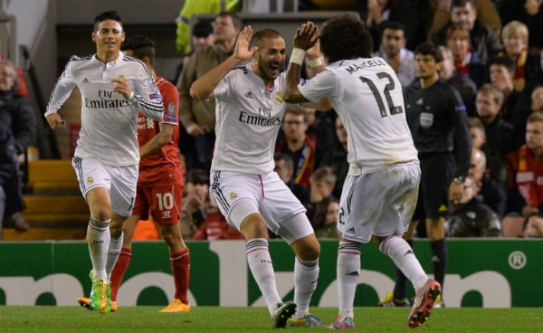 Benzema (giữa) lập cú đúp trong chiến thắng của Real. Ảnh: AFP.