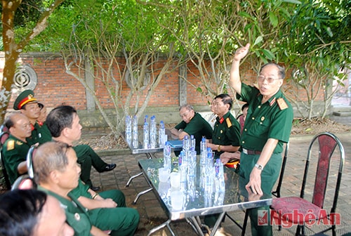 Đại biểu đoàn công tác Hội CCB tỉnh  nói chuyện với cán bộ, chiến sỹ đảo Ngư.