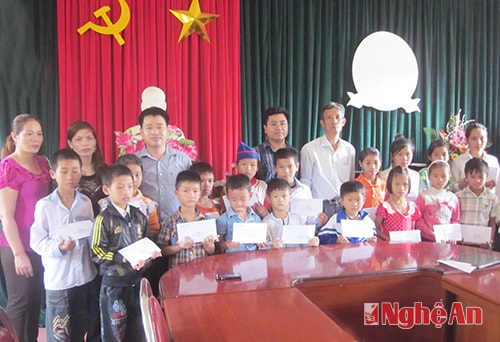 Trao quà cho các học sinh nghèo vượt khó