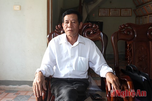 Ông Tạ Văn Huy trao đổi với phóng viên.