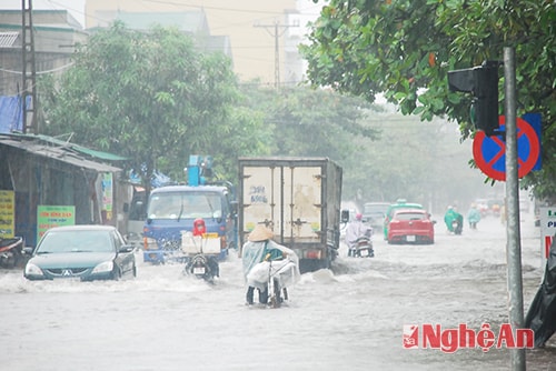 Ngập nặng trên đường Trần Hựng Đạo