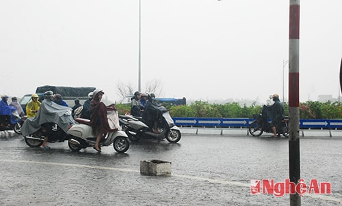 Mưa lớn khiến  người tham gia giao thông không còn phân biệt được làn đường