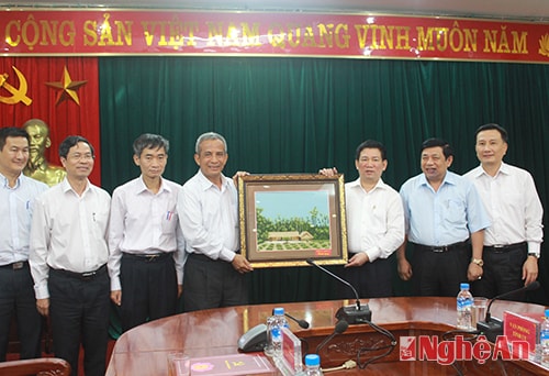 Tặng quà của tỉnh Nghệ An cho Tổng liên đoàn Lao động Việt Nam