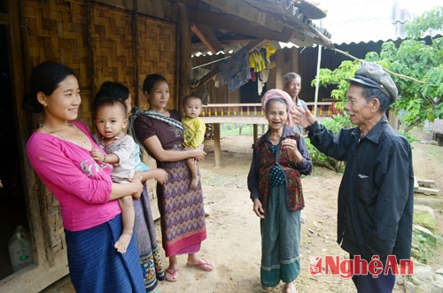 Già làng Lương Phò Lang (phải) ở bản Huồi Lê, xã Keng Đu (Kỳ Sơn) tuyên truyền phổ biến pháp luật cho bà con. Ảnh: Nguyên Khoa