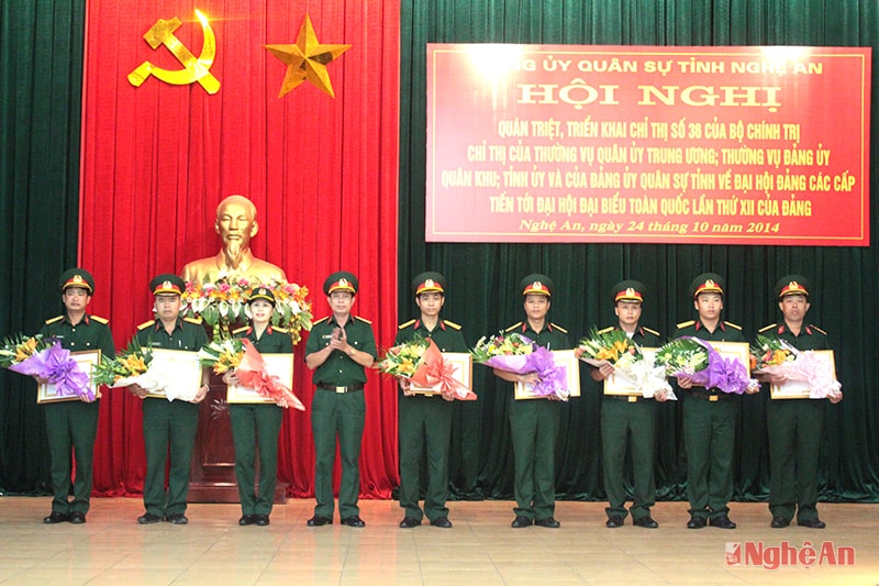 Đại tá Lương Hồng Phong trao Bang khen của Đảng bộ Quân khu cho các Bí thư chi bộ và đảng viên xuất sắc