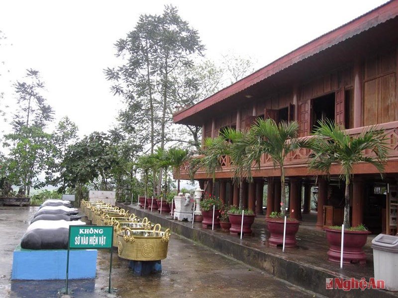 Đền Chín gian.