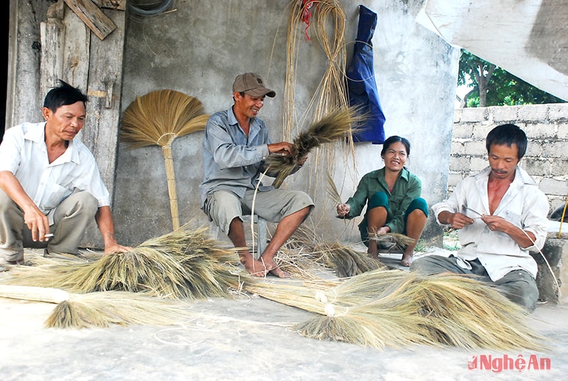 Một điểm làm chổi ở Hòa Hội.