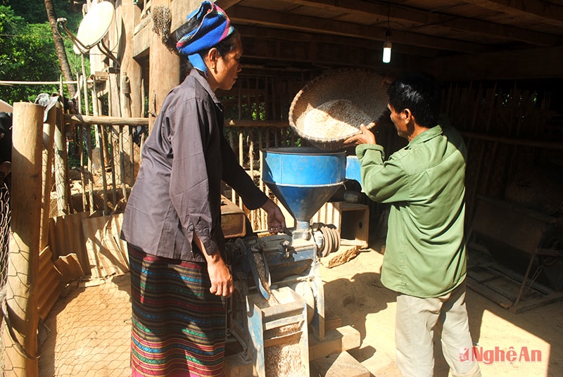 Vợ chồng ông Lữ Văn May ở bản Đỉnh Sơn 1, xã Hữu Kiệm (Kỳ Sơn) xay xát gạo  phục vụ bà con dân bản.