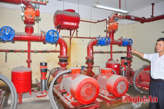 Mặc dù hệ thống máy chữa cháy (gồm máy chữa cháy vách tường và máy chữa cháy toàn chợ tại đình chính) khá hiện đại, do Nhật Bản sản xuất, nhưng với mức ngưỡng lên đến 69oC thì van cảm ứng mới bật để phun  nước, thì khi có hỏa hoạn, lửa đã có dịp tàn phá.