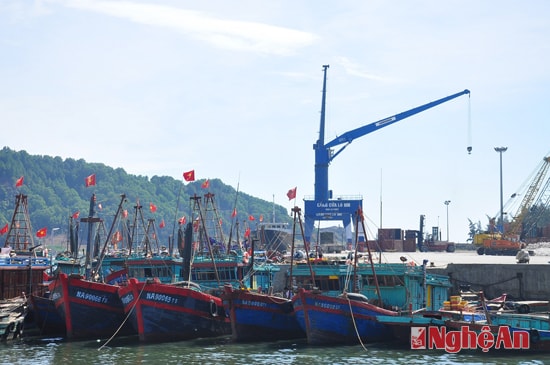 Tuy nhiên, tại cảng Cửa Lò vẫn tiềm ẩn nhiều nguy cơ gây cháy nổ. Trong đó, tàu thuyền của ngư dân thường xuyên neo đậu tại nơi dành cho tàu chở hàng cũng là nguyên nhân lớn (Mỗi ngày có chừng trên 100 tàu đánh bắt xa bờ và tàu nhỏ chuyển cá, chở nhu yếu phẩm).Ngày 13/9, xảy ra vụ cháy tại bến tàu dầu của Công ty TNHH Tân Xuân (khối 3, phường Nghi Tân, Thị xã Cửa Lò). Vụ cháy lớn đã để lại hậu quả nặng nề làm 3 người chết (Nguyễn Văn Hải, sinh 1998; Phan Văn Mười, sinh 1999; Đậu Đình Võ, sinh 1995, cả 3 nạn nhân đều trú tại khối 3, phường Nghi Tân, thị xã Cửa Lò), 1 người bị thương (Nguyễn Văn Quân, sinh 1998, trú tại khối 3, phường Nghi Tân, thị xã Cửa Lò, tỉnh Nghệ An); 3 thuyền đánh cá nhỏ bị hư hỏng nặng, 2 tàu chở dầu bị bén cháy.  