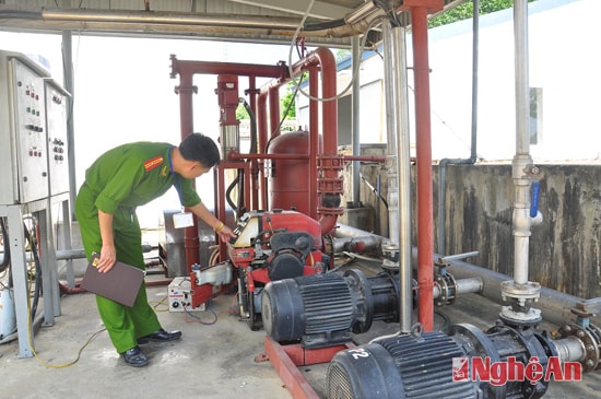 Cán bộ phòng Cảnh sát PCCC số 2 kiểm tra hệ thống máy bơm nước cứu hỏaNhà máy sữa Nghệ An đầu tư hệ thống PCCC đồng bộ, hiện đại. 