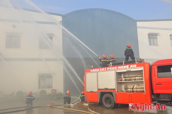 Lực lượng PCCC tỉnh diễn tập chữa cháy tại nhà máy Haivina Kim Liên (Nam Giang - Nam Đàn). Tháng 9/2014