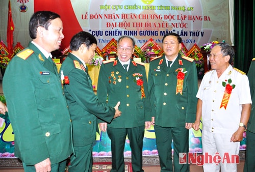 Các đại biểu trao đổi bên lề Đại hội.
