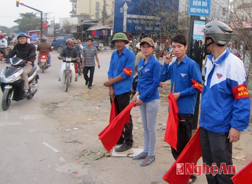 Thanh niên tình nguyện tham gia hướng dẫn giao thông  trên Quốc lộ 1A.