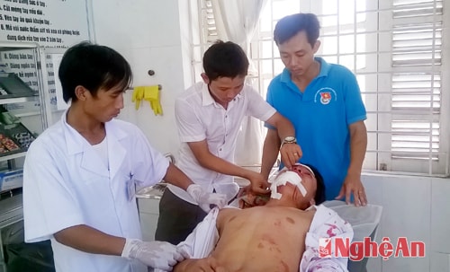Đội TNTN ứng cứu nhanh xã Diễn Kỷ (Diễn Châu) sơ cứu  cho người bị TNGT.