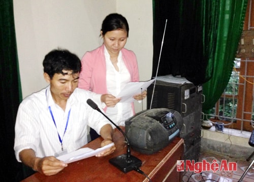 Anh Nguyễn Thương Mại đọc bản tin tại đài truyền thanh của xã.