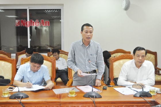 Phó giám đốc Sở GT-VT Phạm Hồng Quang  báo cáo tình hình đầu tư xây dựng cơ bản của ngành