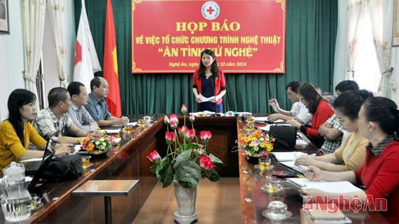 Chủ tịch Hội CTĐ tỉnh Nghệ An thông báo nội dung với các cơ quan báo chí.