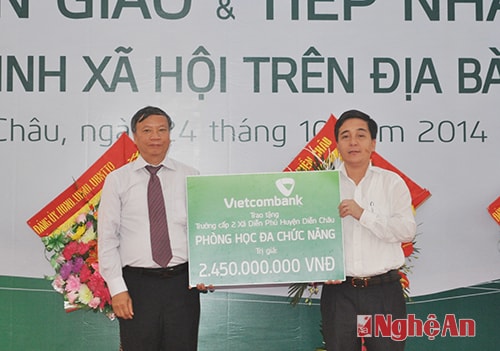 Ông Nguyễn Hòa Bình – Chủ tịch HĐQT Ngân hàng TMCP Ngoại thương Việt Nam trao tặng huyện Diễn Châu 2 tỷ 450 triệu đồng xây dựng phòng học đã chức năng  xã Diễn Phú.