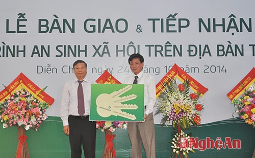 Ông Nguyễn Hòa Bình – Chủ tịch HĐQT Ngân hàng TMCP Ngoại thương Việt Nam trao chìa kháo tượng trưng các công trình xây dựng cho huyện Tương Dương.