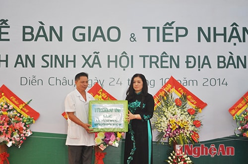 Bà Lê Thị Huệ Anh – Giám đốc Vietcombank Vinh trao tặng thiết bị y tế cho trạm y tế  xã Diễn Phú.