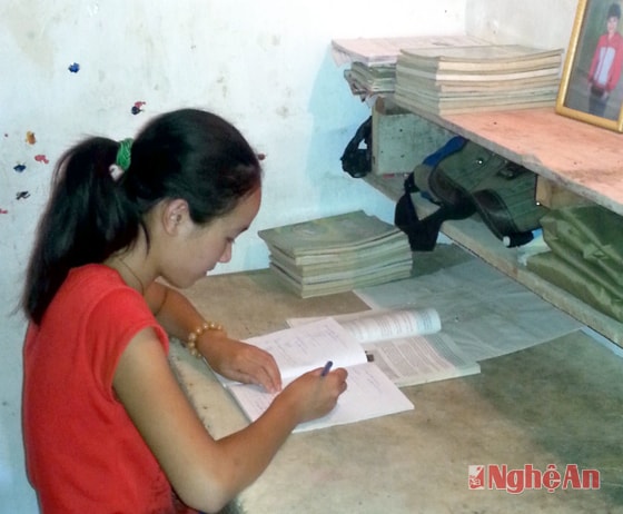 Em Nguyễn Thị Lê bên góc học tập.