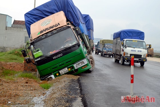 Chiếc xe bị gãy trục bánh trước.