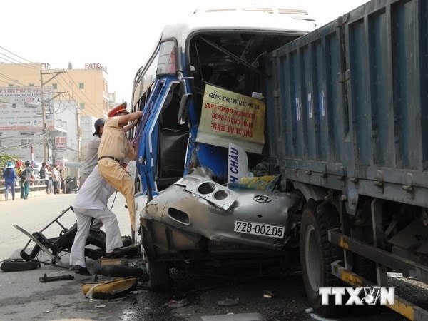 Hiện trường một vụ tai nạn giao thông nghiêm trọng. Ảnh: TTXVN