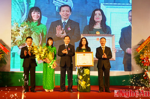 Vietcom Bank Vinh đón nhận Bằng khen của Thủ tướng Chính phủ.