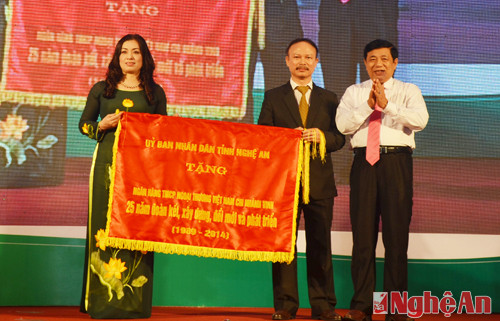 Lãnh đạo tỉnh trao bức trướng cho Vietcom Bank Vinh.