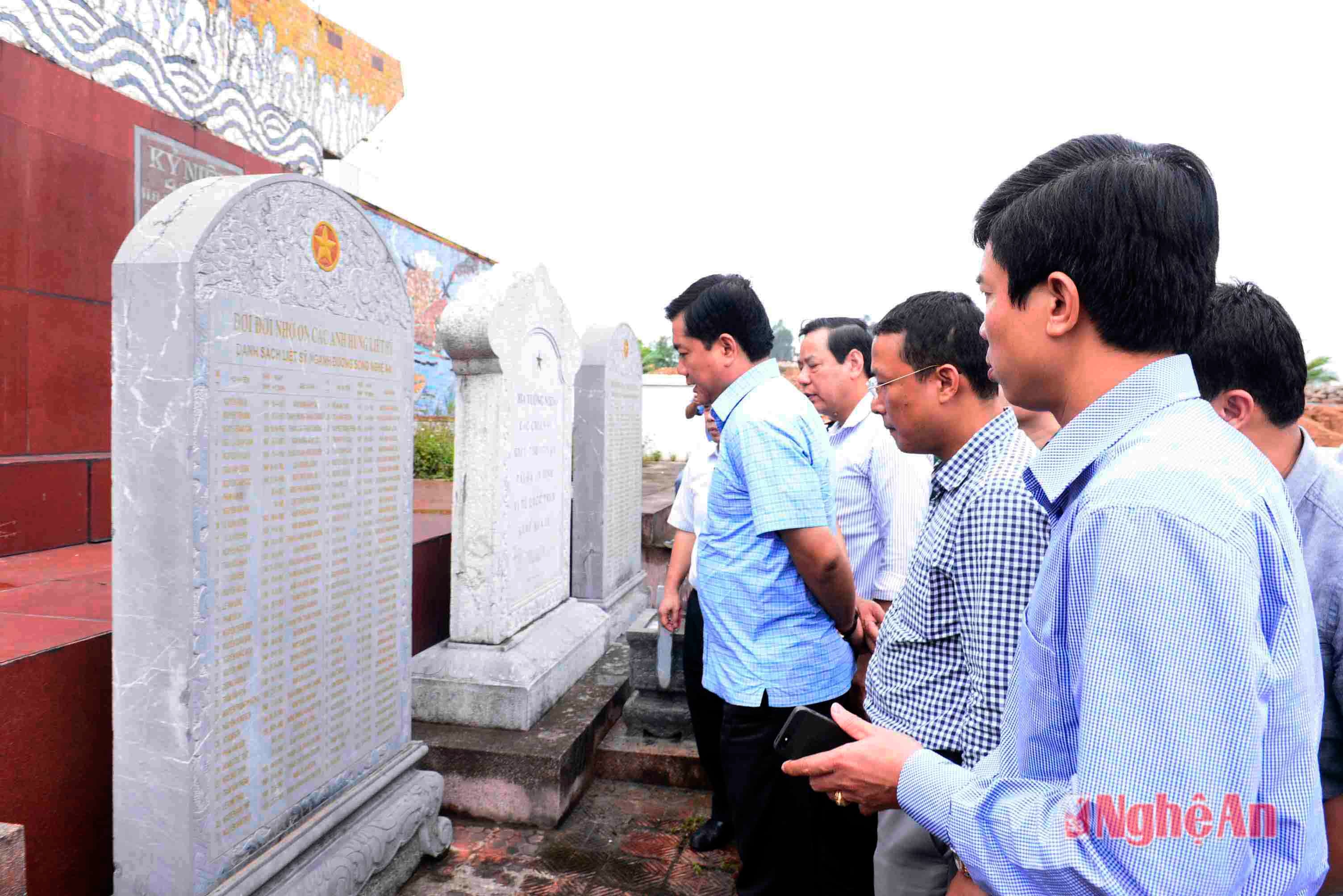 Bô trưởng và đoàn xem bia ghi danh các liệt sỹ tại kênh nhà Lê