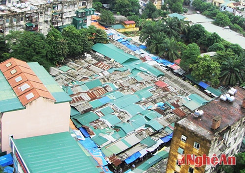 Và trong lòng khu chung cư Quang trung là chợ tạm xập xệ, làm mất mỹ quan thành phố...