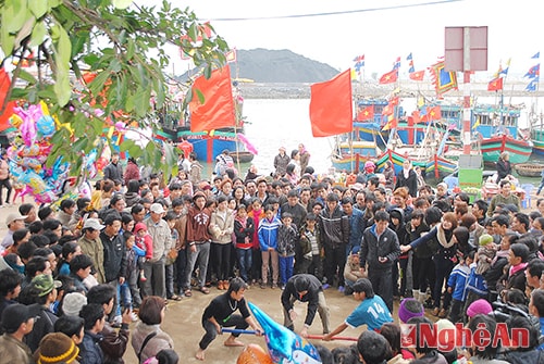 Thi đẩy gậy trong Lê hội Đền Cờn. Ảnh: Thành Chung