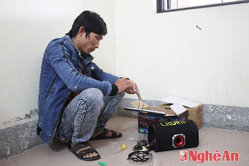 Lê Đức Đệ thực hiện lại quy trình chế tạo mìn được đặt trong loa nghe nhạc
