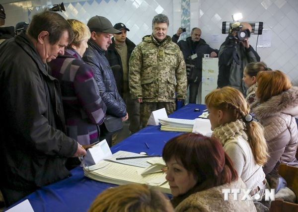 Tổng thống Petro Poroshenko (phải) thăm một địa điểm bầu cử ở thành phố Kramatorsk, miền Đông Ukraine. (Ảnh: AFP/TTXVN)