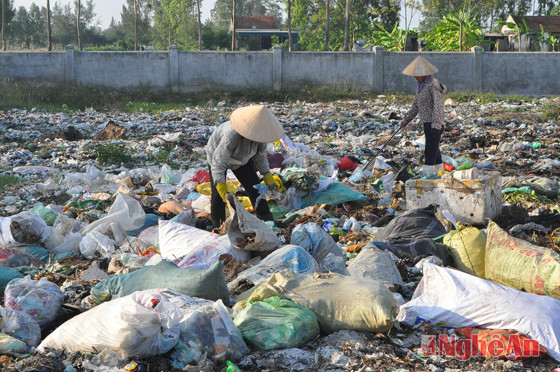 Phân loại rác thải sau thu gom ở xã Diễn Bích (Diễn Châu).