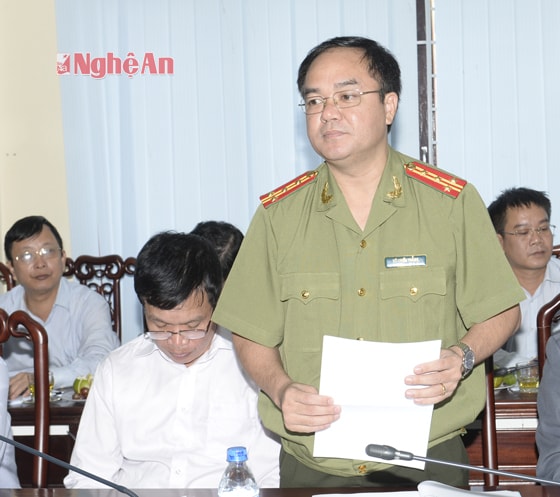 Lão đạo Công an tỉnh tham gia ý kiến tại cuộc làm việc