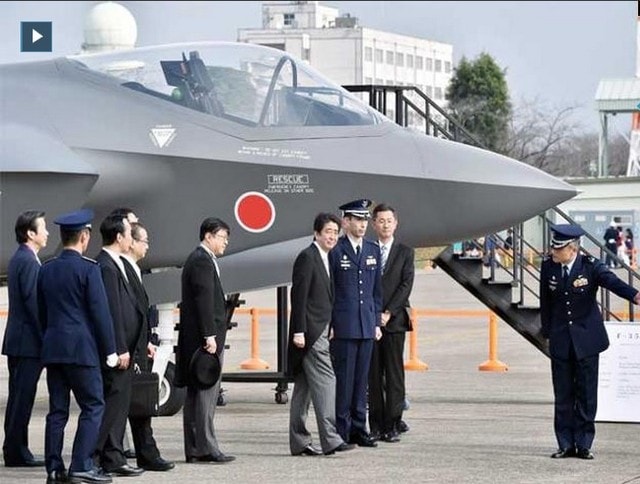 Thủ tướng Nhật Bản, ông Shinzo Abe tham quan mô hình máy bay tàng hình F-35.