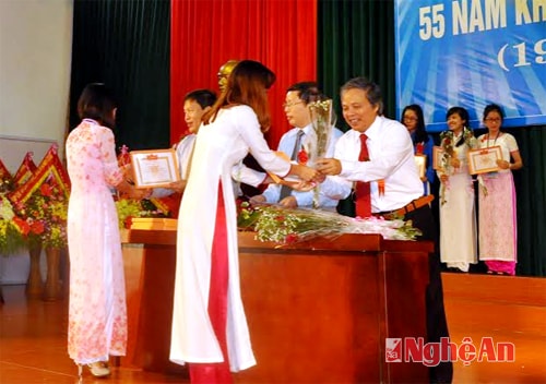 Trao thưởng cho các sinh viên xuất sắc, giỏi năm học 2013 -2014