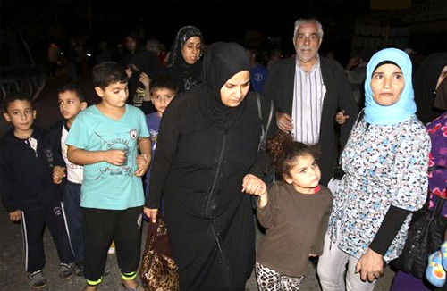 Chủ nhật ngày 26/10, hàng nghìn người Liban phải rời bỏ nhà cửa ở thành phố Tripoli, Liban để tìm nơi trú ẩn an toàn. Ảnh: Omar Ibrahim