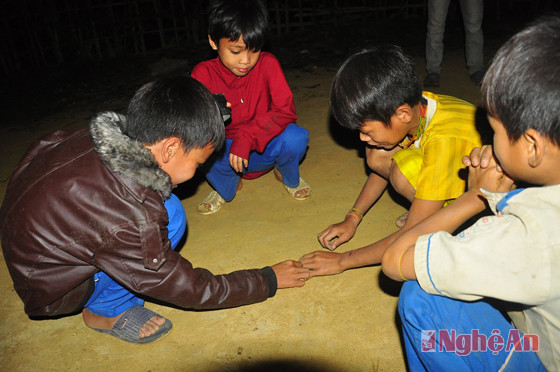 Những trò chơi tuổi nhỏ cũng được các cháu người Khơ Mú (bản Xốp Pu) tranh thủ đua tài ngay bên lề buổi chiếu