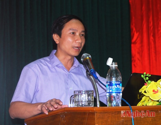 Nhà báo Trần Văn Hùng - Phó Tổng biên tập Báo Nghệ An hướng dẫn nghiệp vụ viết tin, bài.