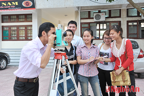 Sinh Viên khoa Địa lý - ĐH Vinh thực hành tiết học trắc địa. Ảnh: Sỹ minh
