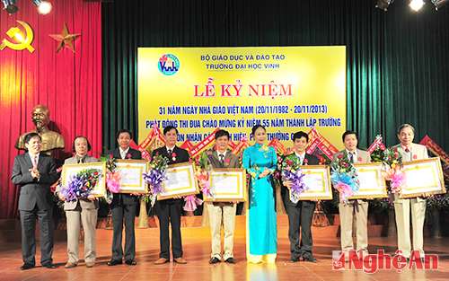 Các nhà giáo Trường ĐH Vinh đón nhận Huân chương Lao động. Ảnh: S.M