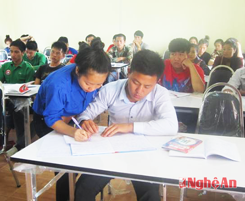 Sinh viên Trường Đại học Vinh dạy tiếng Việt ở tỉnh Xiêng Khoảng (Lào).
