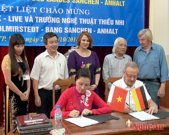 Lễ ký kết biên bản ghi nhớ giữa Trường Barleben và Nhà VHTN Việt - Đức.